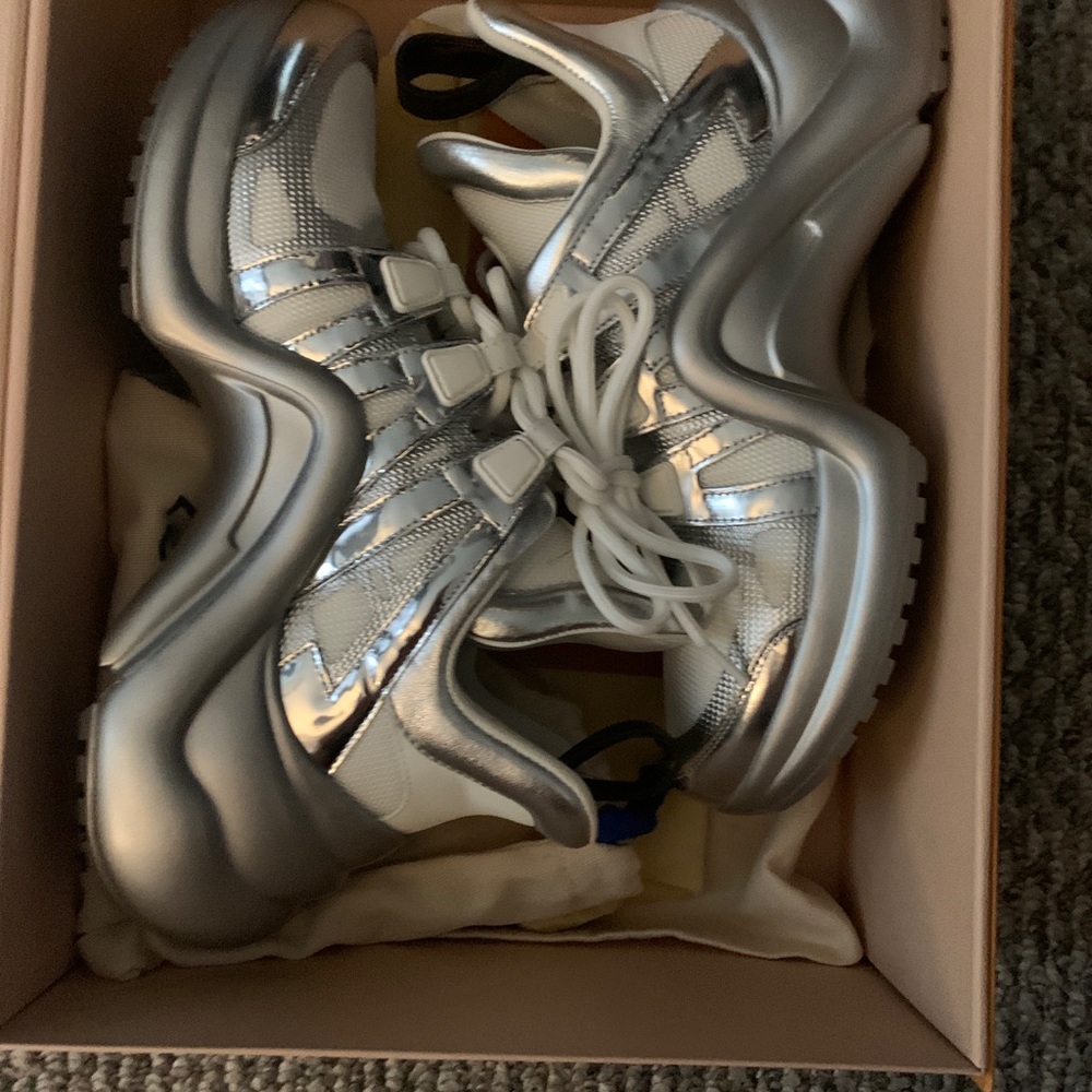 Louis Vuitton arch light sneaker